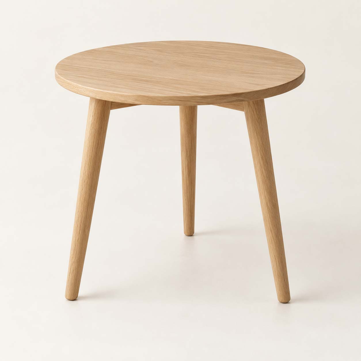 Rundt sidebord i eg med tre ben